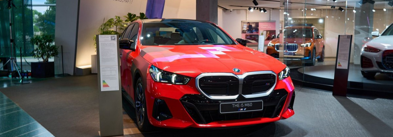 BMW i5 M60 и i5 eDrive40 представлены на выставке BMW Welt