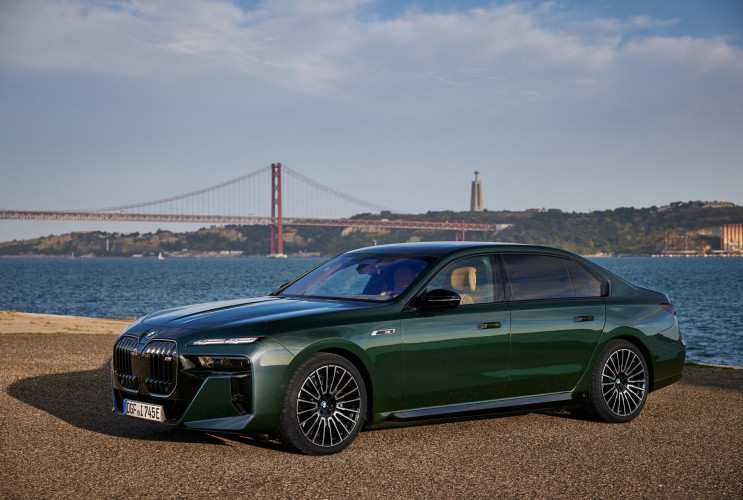 BMW i7 M70 в цвете Aurora Diamond Green BMW 7 серия G70