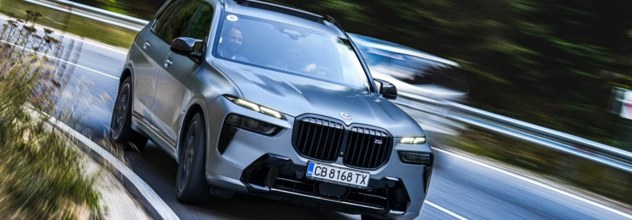 BMW X7 M60i Frozen Pure Grey выглядит впечатляюще на дороге