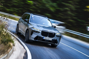 BMW X7 M60i Frozen Pure Grey выглядит впечатляюще на дороге