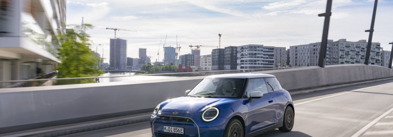 MINI Cooper SE 2024 в новой фотогалерее MINI Cooper SE 2024 в новой фотогалерее