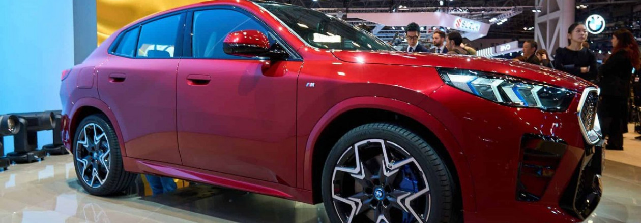 BMW iX2 огненно-красного цвета представлен на выставке Japan Mobility Show 2023 BMW iX2 огненно-красного цвета представлен на выставке Japan Mobility Show 2023
