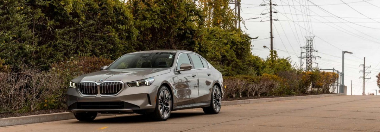Стоимость 2024 BMW 530i xDrive Oxide Grey в американской спецификации