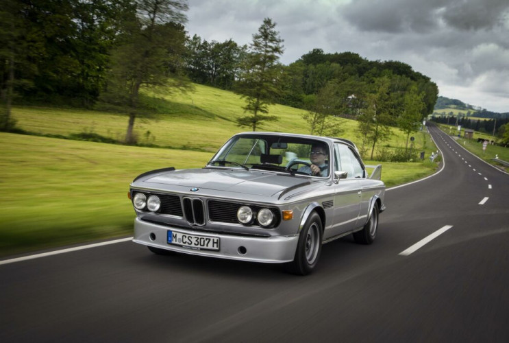 Видео: BMW 3.0 CSL E9 в первозданном состоянии выходит на трек BMW Ретро Все ретро модели
