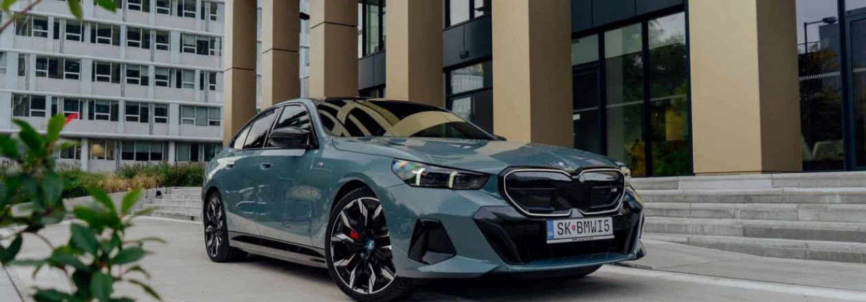 BMW i5 M60 демонстрирует свою стильную сторону в зеленом цвете Cape York