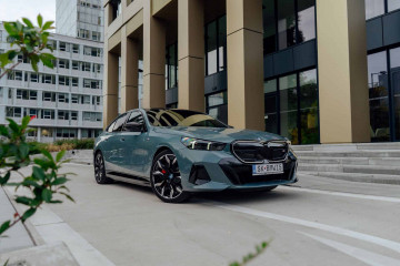 BMW i5 M60 демонстрирует свою стильную сторону в зеленом цвете Cape York BMW BMW i Все BMW i