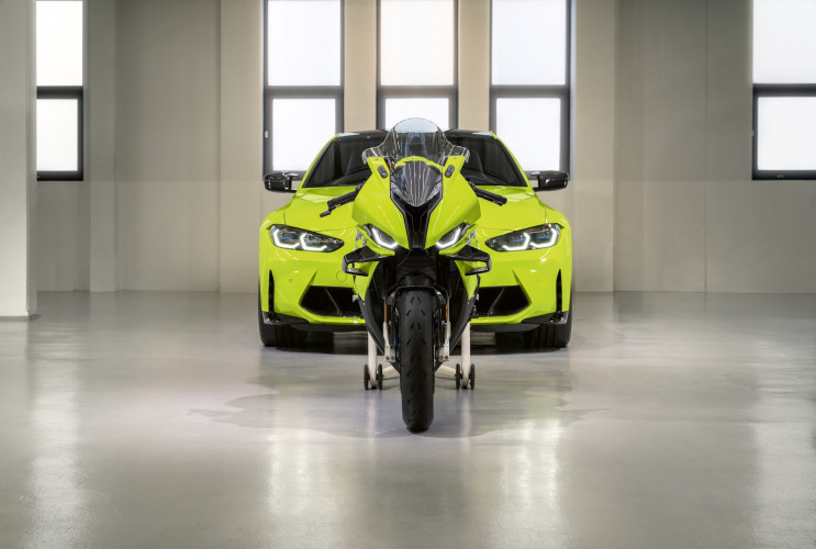 BMW M4, настроенный на 1000 лошадиных сил, участвует в драг-рейсинге с мотоциклом М BMW Мотоциклы BMW Все мотоциклы