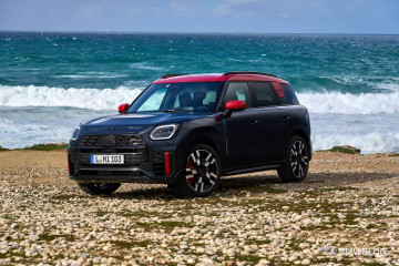 Двухцветный MINI Countryman JCW 2025 года выпуска