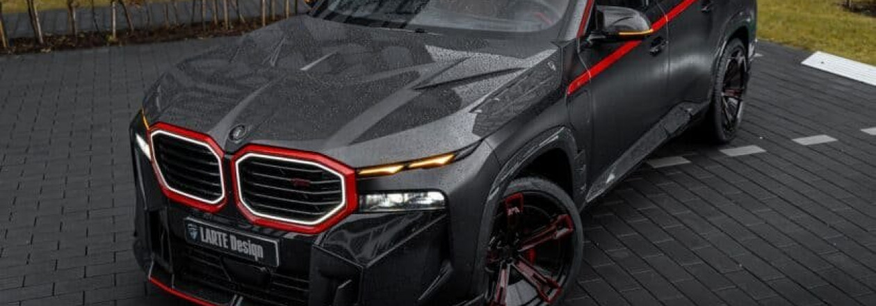 Модифицированный представитель BMW XM Label Red из лимитированной серии в 500 экземпляров Модифицированный представитель BMW XM Label Red из лимитированной серии в 500 экземпляров