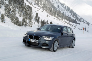 BMW M135i с двигателем M3 едет по автобану