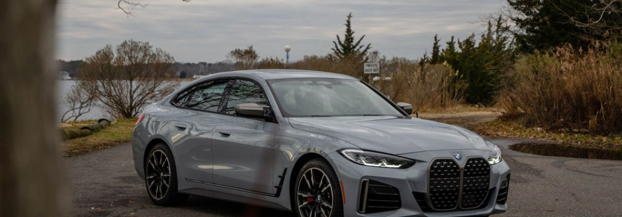 BMW M440i Gran Coupe разгоняется до 300 кмч по пустой трассе