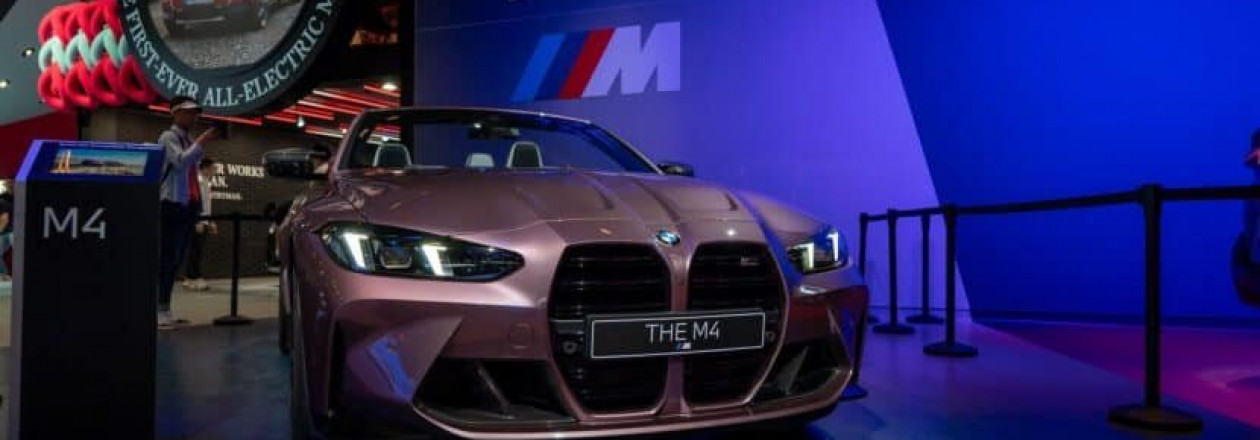 Новый BMW M4 Кабриолет в цвете Velvet Orchird представлен на мероприятии в пекинском автосалоне