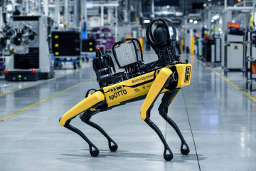 BMW использует роботов на заводе по сборке двигателей V8