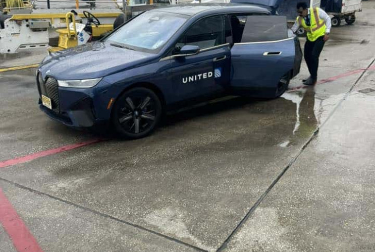 Автомобили BMW для элитных клиентов United Airlines BMW BMW i Все BMW i