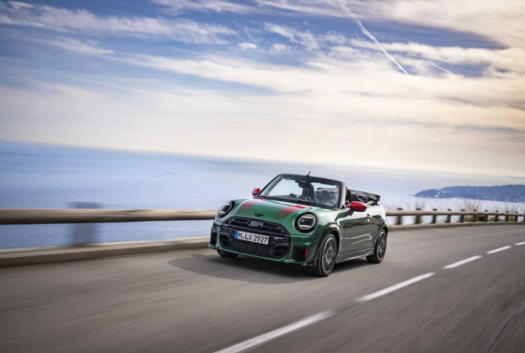 Кабриолет MINI John Cooper Works 2025 года покоряет Лазурный Берег Франции BMW Всё о MINI COOPER Все MINI