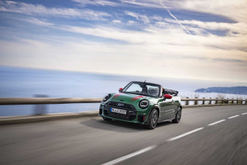 Кабриолет MINI John Cooper Works 2025 года покоряет Лазурный Берег Франции
