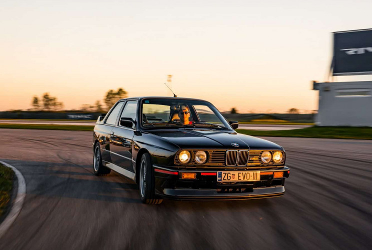 Рестомод BMW M3 E30 с двигателем V10 BMW 3 серия E30