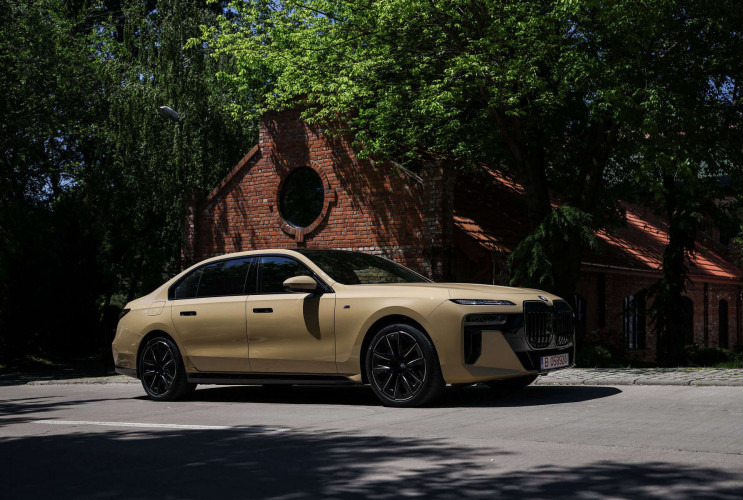 Флагман BMW 7 Series представлен в новом цвете Desert Sand Uni BMW 7 серия G11-G12