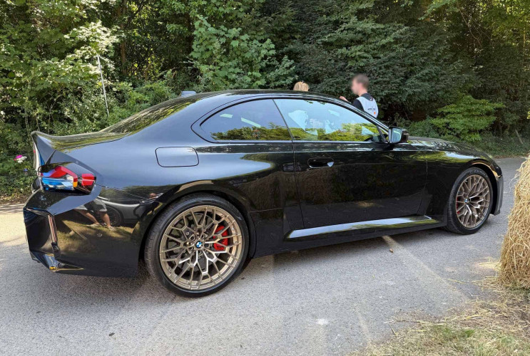 BMW M2 CS 2025 в цвете Sapphire Black: первые живые фотографии BMW 2 серия G87