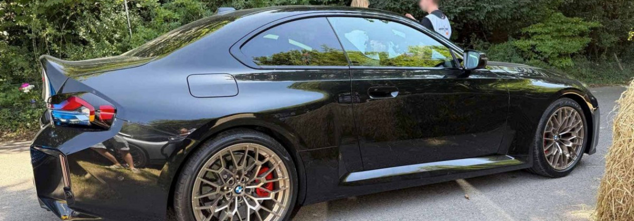 BMW M2 CS 2025 в цвете Sapphire Black: первые живые фотографии BMW M2 CS 2025 в цвете Sapphire Black: первые живые фотографии