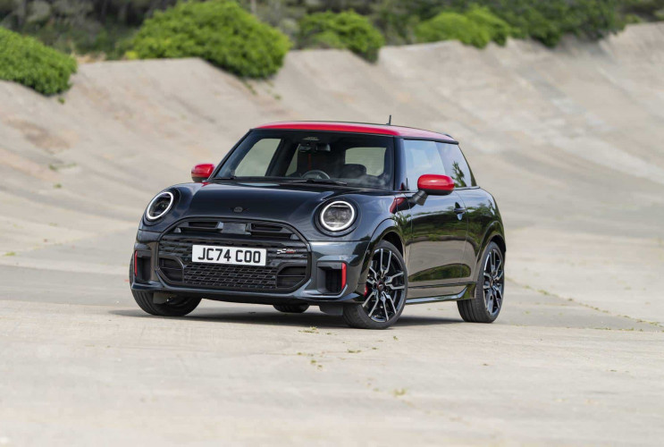 MINI John Cooper Works: маленький монстр на легендарной трассе BMW Всё о MINI COOPER Все MINI