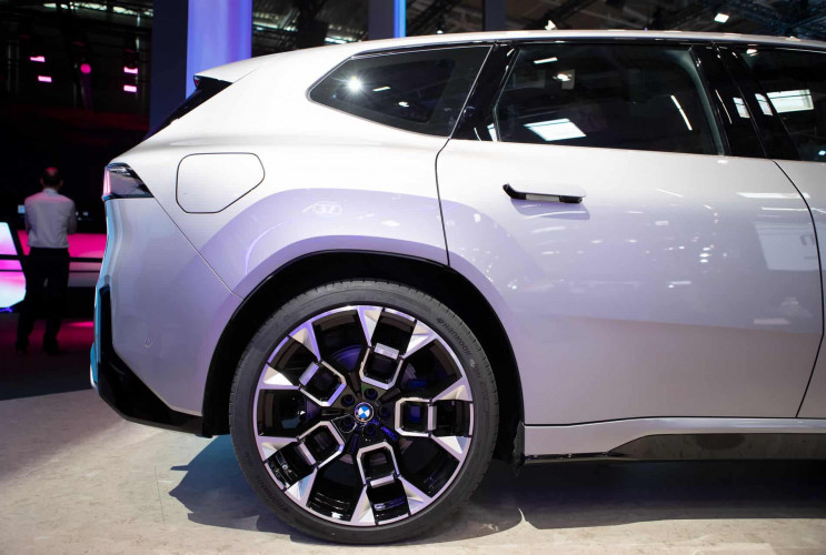 2026 BMW iX3: эффектный дебют с 22” M-колёсами и россыпью опций BMW Мир BMW BMW AG