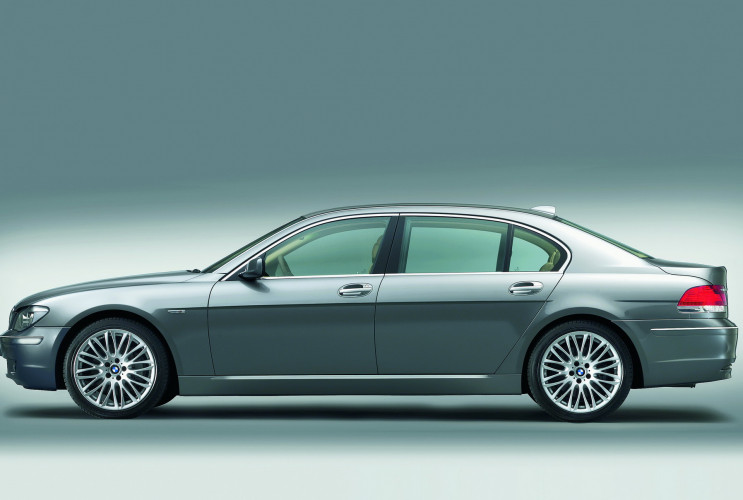 До огромных решёток радиатора у BMW был «Bangle Butt» — и он изменил дизайн марки BMW 7 серия E65-E66f
